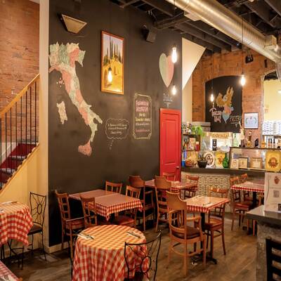 Traditional Italian Pizzeria Restaurant in North York