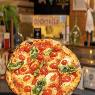 Traditional Italian Pizzeria Restaurant in North York
