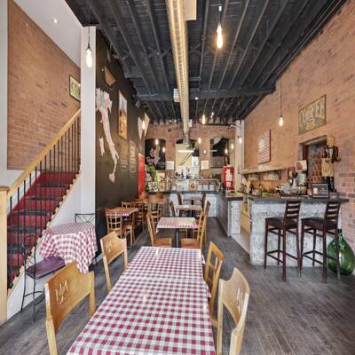 Pizzeria Restaurant in Burlington, Ontario