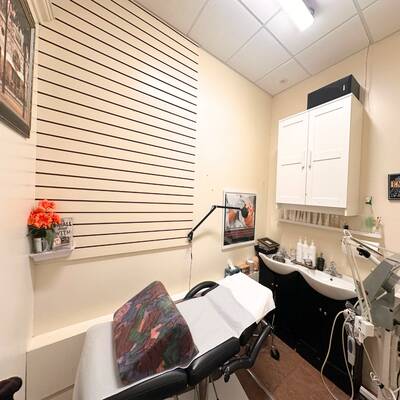 Profitable Tanning & Spa Business for Sale!（510 15355 24 Avenue）