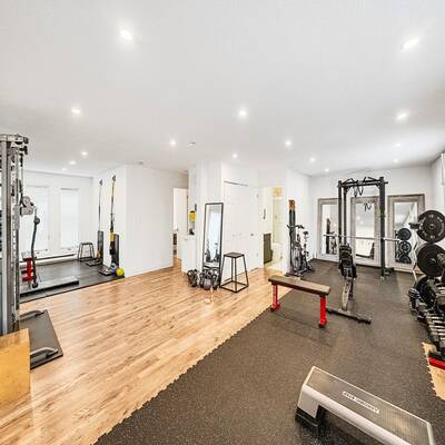 $280K Annual Income - Fully Renovated Medical Centre