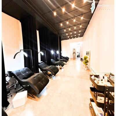 Well-established and Fully Operational Lash Studio（3261 West Broadway）