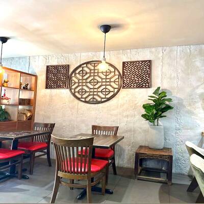 Restaurant in Prime Robson Street Location（1-1725 Robson Street Vancouver ）