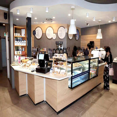 Well-established Waves Coffee Franchise （1095 W BROADWAY）