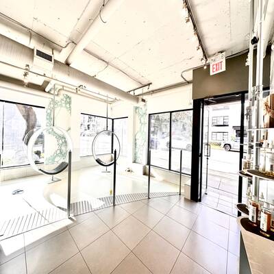 Corner Strata Retail Unit with a Well-Established Pet Grooming Business （3780 OAK STREET）