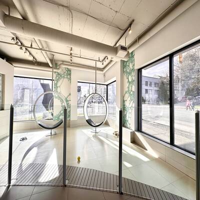 Corner Strata Retail Unit with a Well-Established Pet Grooming Business （3780 OAK STREET）