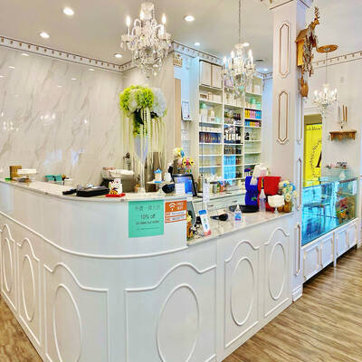Spacious And Fully Equipped Restaurant in Central Richmond (112 4751 GARDEN CITY ROAD)