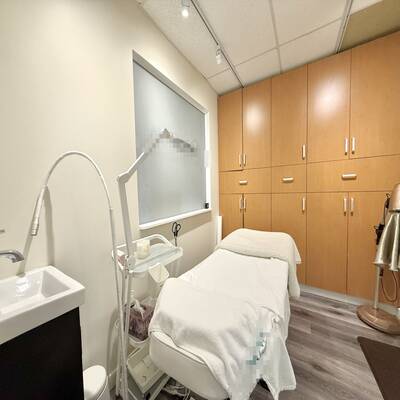 Exceptional Turnkey Medical Spa & Beauty Salon（700 4400 HAZELBRIDGE WAY）