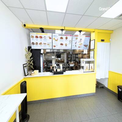 Well-established Korean-style fried chicken take-out restaurant （4292 FRASER STREET）